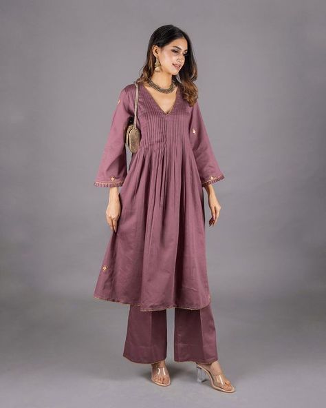 Kurta Designs Women With Dupatta, Ethnic Outfit For Women, Smart Indian Outfits For Women, Beautiful Suit Design For Women, Bottom Designs Pants For Kurtis, Onion Colour Suit, Suit With Pants Indian, Netted Kurti Designs, Onion Colour Dress