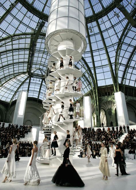 Chanel, Haute Couture Spring/Summer 2006. at KG "The Art of Fashion" Fashion Show Runway Stage, Catwalk Design, Fashion Show Themes, Fashion Dream Job, Modeling Poses, Haute Couture Paris, Chanel Runway, Mode Chanel, Model Lifestyle