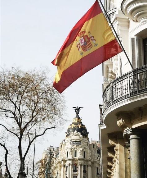 Spanish Flag Aesthetic, Spain Vision Board, Michelle Vibes, Espanol Aesthetic, Spanish Motivation, Spanish Lifestyle, Spain Vibes, Spanish Vibes, Spain Aesthetics