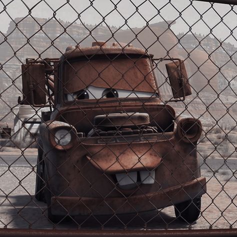 Cars Movie Aesthetic, Tow Mater Wallpaper, Lightning Mcqueen Widgets, Tow Mater Aesthetic, Mator And Lightning Mcqueen, Disney Mater, Cars Pfp, Cars Movie Wallpaper Laptop, Presentation Night