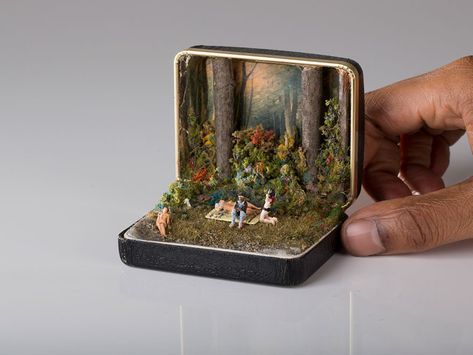 Toronto-based artist Talwst, using unexpected but effective media, has created fascinating series of miniature historic dioramas inside of vintage ring box Antique Ring Box, Vintage Ring Box, Altoids Tins, Altered Tins, Old Rings, Ring Boxes, Tiny World, Tin Art, Miniature Crafts