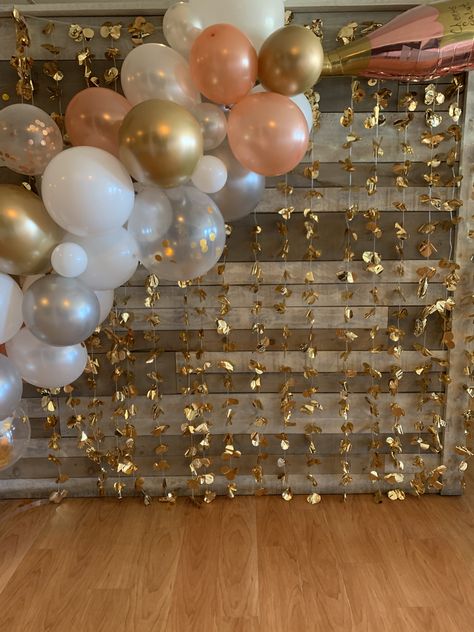 Champagne Year Birthday, 40th Birthday Champagne Party, Champagne Gold Decorations, Champagne Color Birthday Ideas, Photo Wall Bachelorette Party, Gold Brunch Decorations, Sweet Sixteen Champagne Theme, Champagne And Diamonds Party, Champagne Color Decorations