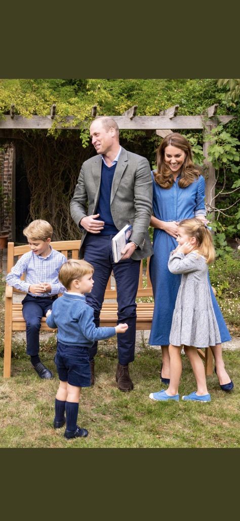 Duchess of Pemberley on Twitter: "And the winner of best picture featuring a bench goes to...… " Kate Middleton Kids, Outfit Coordination, Kate Middleton Family, Principe William Y Kate, Duchesse Kate, Düşes Kate, Herzogin Von Cambridge, Prince William Family, Prince William Et Kate