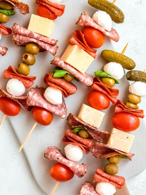 Beach Wedding Menu Ideas Food, Charcuterie Kabobs, Shayla Wedding, Charcuterie Skewers, Cheese Kabobs, Easy Charcuterie, Charcuterie Appetizers, Antipasto Skewers, Skewer Appetizers