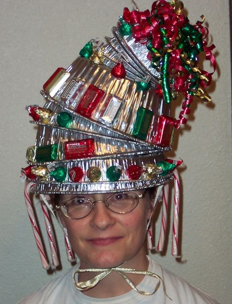 The Dragon's Chest: Wacky Christmas hat Christmas Hats Ideas Diy, Wacky Hat, Christmas Costumes Diy, Diy Christmas Hats, Funny Christmas Hats, Christmas Costumes Women, Christmas Party Hats, Diy Ugly Christmas Sweater, Crazy Hat Day