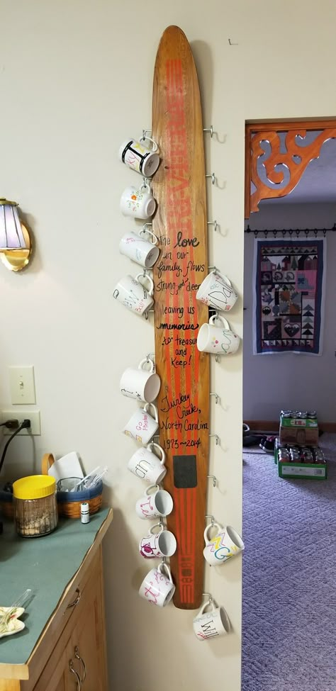 Repurpose Water Skis, Ski Diy Projects, Vintage Water Ski Decor, Waterski Decor Ideas, Shot Ski Design Ideas, Water Ski Decor Ideas, Ski Christmas Decor, Old Skis Ideas, Ski Decor Ideas