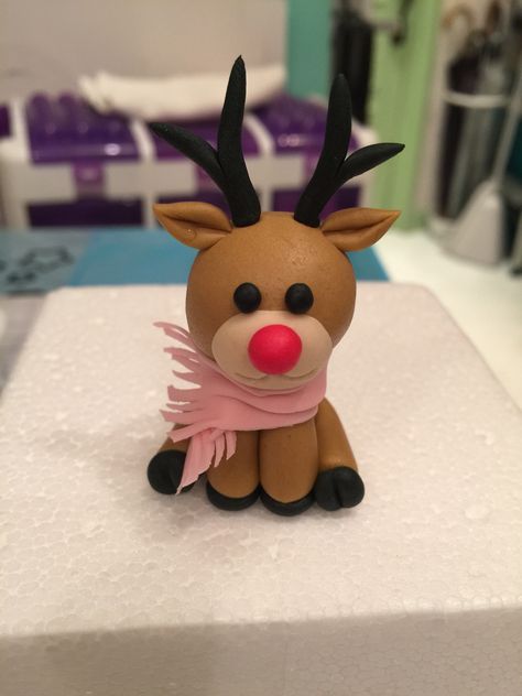 Fondant Reindeer, Clay Christmas Decorations, Making Paper Mache, Christmas Cake Designs, Xmas Cake, Polymer Clay Figures, Christmas Clay, Clay Figures, Clay Design