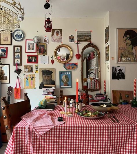 Eclectic Grandpa Decor, Maximalist House, Inviting Dining Room, Gallery Wall Vintage, Eclectic Dining Room, Eclectic Dining, House Apartment, Eclectic Design, House Room