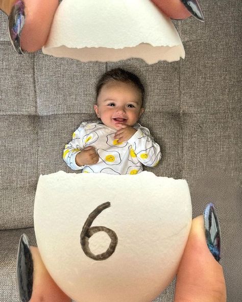 Baby Boy Milestone Pictures, Vom Avea Un Copil, 5 Month Baby, 1 Month Baby, Baby Milestones Pictures, Monthly Baby Pictures, Monthly Baby Photos, Baby Pictures Newborn, Baby Photoshoot Boy