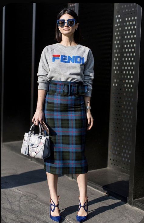 Leder Shorts Outfit, Tweed Outfits, Fashion Milano, Walking Style, Winter Skirts, Skirt Ideas, Milan Fashion Week Street Style, Fashion Week 2018, Chique Outfits