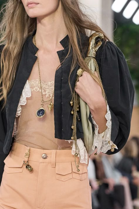 Chloé Spring 2025 Ready-to-Wear
https://www.vogue.com/fashion-shows/spring-2025-ready-to-wear/chloe/slideshow/detail#95 Chloe Runway, Jet Set Style, Chloe Fashion, Italy Outfits, Weird Fashion, Fashion Capsule, Fashion Lifestyle, Paris Fashion, Women's Style