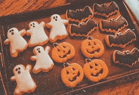 halloween cookies widget Essen, Halloween Cookies Aesthetic, Widget Halloween, Cookies Aesthetic, Halloween Cookies Decorated, Halloween Wallpaper Cute, Image Halloween, Halloween Baking, Cute Fall Wallpaper