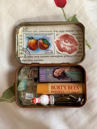 Wallet Inspiration, Mint Tin Crafts, Altoids Tins, Beeswax Lip Balm, Mint Tins, Cadeau Diy, Fun Diy Crafts, Tin Boxes, Tin Can