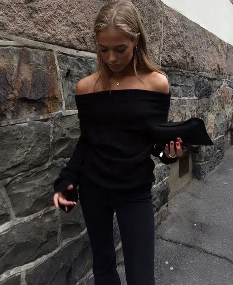 Off Shoulder Fall Outfit, Black Off Shoulder Top Outfit, Fest Outfits, Estilo Indie, Winter 22, Skandinavian Fashion, Autumn Fits, Paris Mode, Neue Outfits