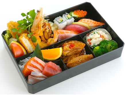 Thinking Outside the Bento Box Sushi Lunch, Japanese Food Bento, Japanese Bento Box, Japanese Lunch, Shabu Shabu, Bento Recipes, Japanese Bento, Japanese Sushi, Food Combining