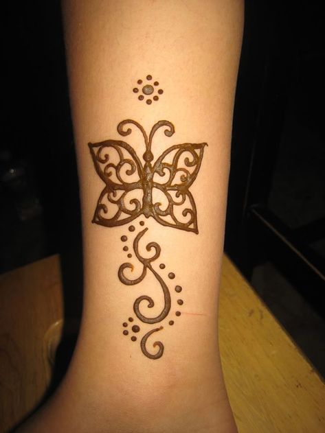 Henna Butterfly, Henna Tattoo Design, Party Tattoo, Jagua Henna, 16 Tattoo, Catrina Tattoo, Cute Henna, Tato Henna, Tattoo Shoulder