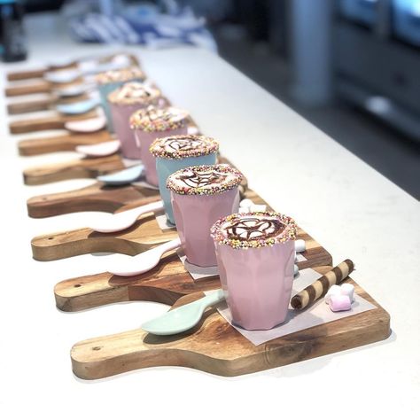 Cafe Food Presentation Ideas, Easy Coffee Shop Food, Babyccino Drink, Kids Cafe Ideas, Kids Coffee Shop, Brunch Cafe Interior, Chocolate Dipped Spoons, Coffee Shop Food, Cafe Bar Design