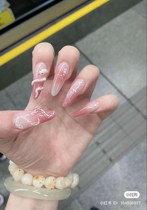 Aesthetic Stilletos Nails, Large Nails Design, 3d Snake Nails, 4d Nail Art, Asian Style Nails, Dragon Nails, Fake Nails Designs, Asian Nails, Hello Nails