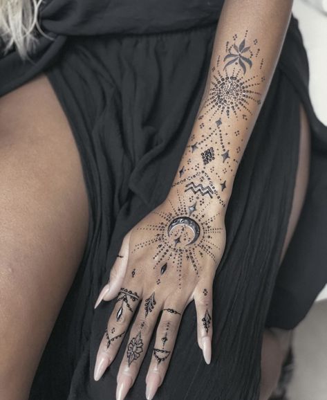 Henna Arm Tattoo, Tattoo Main, Bohemian Tattoo, Full Hand Tattoo, Mandala Hand Tattoos, Henna Style Tattoos, Throat Tattoo, Henna Inspired Tattoos, Finger Tattoo For Women