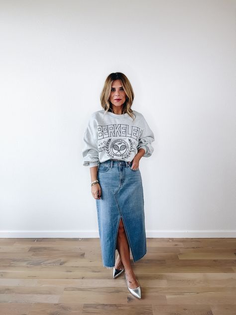 Lace Skirt And Tshirt, Styling Long Jean Skirt, Silver Pointed Heels Outfit, Silver Mules Outfit, Outfits With Silver Shoes, Fashion Outfits With Sneakers, Silver Shoe Outfits, Jean Skirt With Sneakers, Outfits Fall 2024 Women