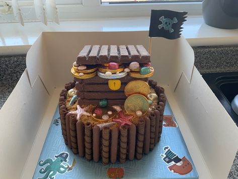 Pirates Treasure Chest, Treasure Chest Cake, Crocodile Eating, Beach Birthday Cake, Batman Birthday Cakes, Pirates Treasure, Chocolate Biscuit Cake, Birthday Party At Home, Pirate Cake