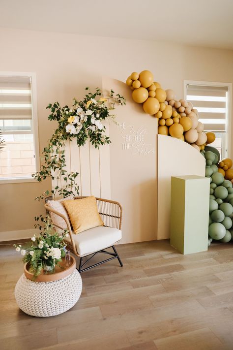 Yellow Theme Baby Shower Ideas, Baby Shower Ballons Decoration Diy, Earthy Baby Shower Theme, Baby Shower Seating For Mom, Large Baby Shower Ideas, Picnic Theme Baby Shower Ideas, Green And Yellow Baby Shower Ideas, Baby Shower Yellow Theme, Traditional Baby Shower Decorations