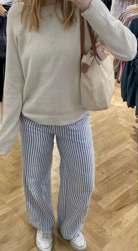 Swedish Summer Outfits, Blue And White Striped Pants Outfit, Blue Striped Pants Outfit, White Striped Pants Outfit, Stripe Pants Outfit, Scandinavian Outfit, Stockholm Stil, Sweat Gris, Outdoor Streetwear