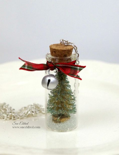 Christmas Tree in a Bottle Necklace I got this idea from a project I’d seen made by Tim Holtz. Of course, I had to find a cheaper way to make it. I’ve seen small bottles like these at H… Aretes Diy, Tiny Bottles, Mini Tree, Diy Bottle Crafts, Miniature Bottles, Glass Bottle Crafts, Bottle Necklace, Creative Workshop, Christmas Ornament Crafts