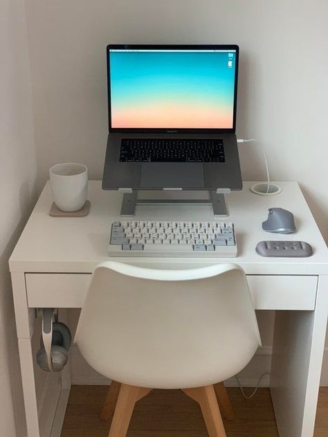 Desk Setup Workspace Inspiration, Desk Setup Workspace, Minimalist Writing, Minimalist Desk Setup, Minimalist Computer Desk, Desk Setup Ideas, Gaming Home Office, Writers Desk, Minimal Desk