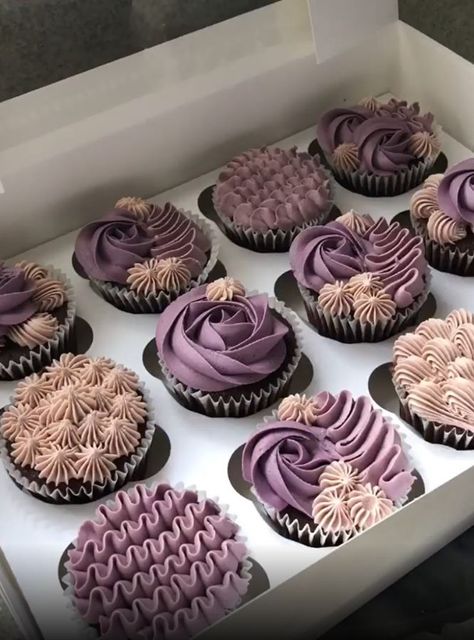 Lilac Buttercream, Lilac Cupcakes, Metdaan Cakes, Engagement Cupcakes, Purple Cupcakes, Cupcake Pictures, Purple Cakes, Colorful Cupcakes, Cupcake Cake Designs