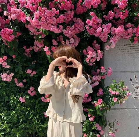 Aesthetic Garden Pics, Flower Garden Poses, Garden Girl Aesthetic, Garden Poses, Dduk, Garden Photoshoot, Debut Photoshoot, Flower Photoshoot, 사진 촬영 포즈