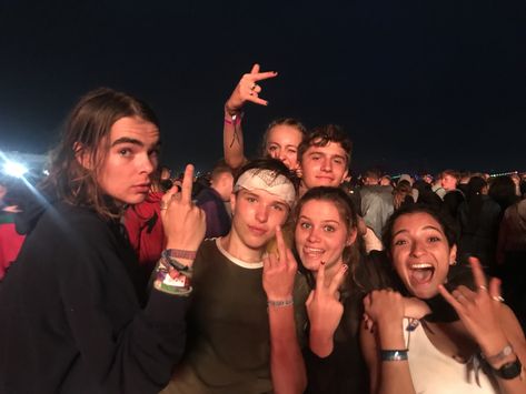 Friends Festival Aesthetic, Festival With Friends Aesthetic, 3 Girls 3 Boys Friendship, Festival Friends Aesthetic, British Festival Aesthetic, Concert Friends, Concert With Friends, Festival Aesthetic Uk, Reading Festival Aesthetic