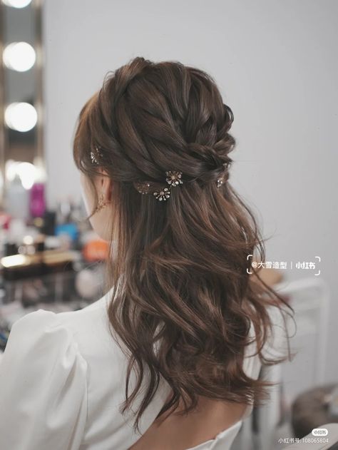 Half Hair Up Bride, Hairstyle For Prom Medium Length, Short Hair Styles For Wedding Bride, Half Up Do Medium Hair, Prom Hairstyles Asian Hair, Hairstyle For Wedding Reception, Halfdo Hairstyles Weddings, Korean Hairstyle Wedding Bridal Hair, Open Hair Flower Hairstyles