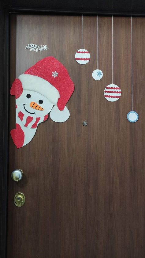 Christmas Door Crafts, Snowman On Door, Diy Christmas Decorations Door, Diy Christmas Classroom Decorations, Easy Christmas Door Decorations School, Christmas Decorations For Doors, Diy Christmas Decorations For Inside, Christmas Decorations For Door, Christmas Door Ideas For Home