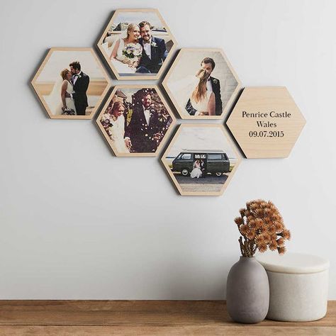 Hexagon Wall Art, Photo Frame Ideas, Hexagon Photo, Koti Diy, Hexagon Wall, Wall Art Display, Family Wall Decor, Frame Ideas, Deco Originale