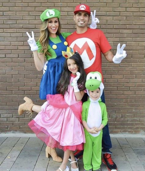 Family Of 4 Mario Costumes, Mario Party Family Costume, Superhero Family Halloween Costumes, Fantasia Halloween Familia, Super Mario Bros Family Costumes, Family Customs Halloween, Mario Brothers Family Costumes, Super Mario Halloween Costumes Family, Family Cosplay Ideas