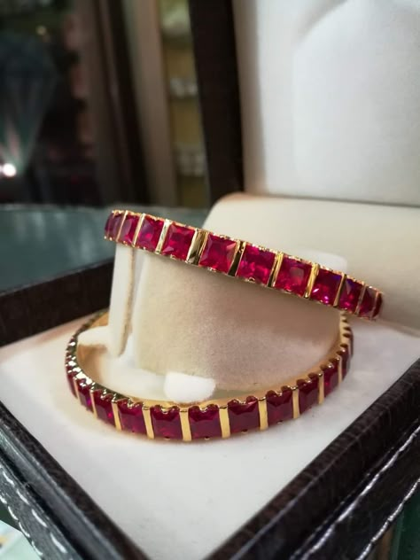 Pink Stone Bangles In Gold, Red Stone Bangles In Gold, Ruby Bangles Designs, Ruby Bangles Gold, Ruby Bangles Indian, Kadas Bangles, Antique Gold Bracelet, Red Stone Necklace, Stone Bangles