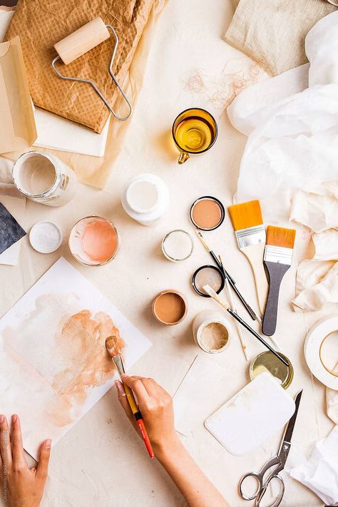 Artist Photo Shoot Ideas, Print Product Photography, Artwork Photography Ideas, Art Studio Instagram Feed, Art Supplies Photography, Artist Painting Photoshoot Ideas, Painting Session Aesthetic, Art Photoshoot Paint, Art Supply Flat Lay