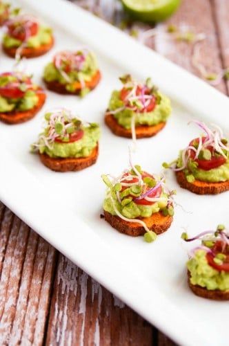 sweet-potato-avocado-bites Avocado Bites, Sweet Potato Avocado, Potato Avocado, Crowd Pleasing Appetizers, Healthy Christmas, Keto Cheesecake, God Mat, Vegan Appetizers, Christmas Appetizers