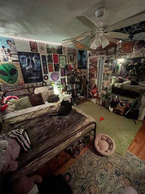 Room Ideas Chaotic, Room Ideas Aesthetic Grunge Vintage 2000s, Future Room Ideas, Hangout Bedroom Ideas, Weird Room Aesthetic, Cool Rooms For Teens, Grunge Room Inspo 2000s, Messy Room Ideas, Grunge Maximalism Bedroom