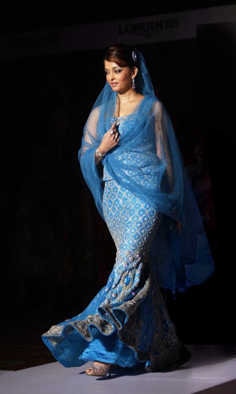 Aishwarya Rai Images, 90s Bollywood Fashion, Aishwarya Rai Pictures, Bollywood Suits, Twenties Style, Aishwarya Rai Photo, 46th Birthday, Indian Fashion Saree, Aishwarya Rai Bachchan