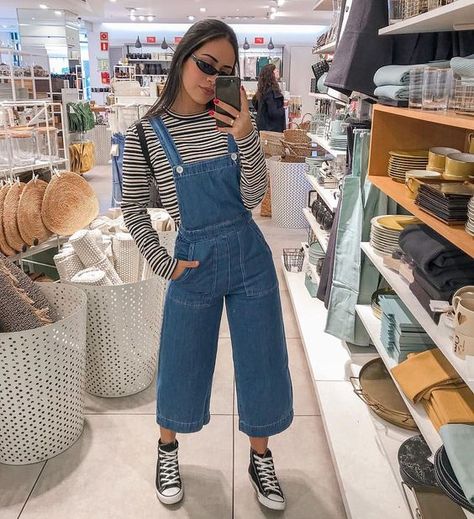 30 Looks para quem ama jardineira jeans - Guita Moda. Blusa listrada de manga, macacão jeans pantacourt, tênis preto all star Levis Style, Look Retro, Jeans Outfit Casual, 90s Fashion Outfits, Elegante Casual, Trik Fotografi, Mode Vintage, Mode Inspiration, Looks Vintage