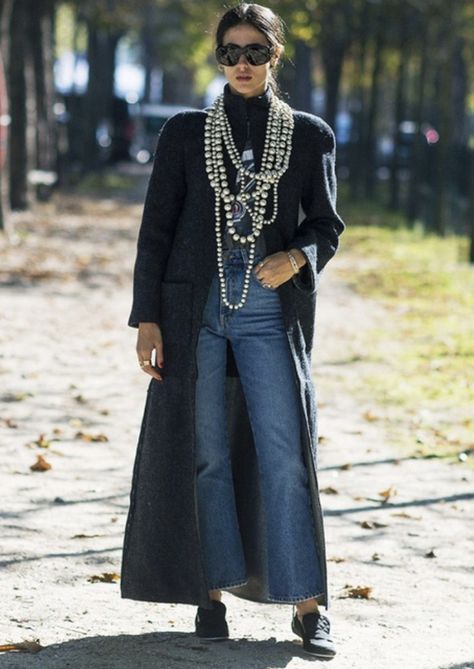 Long Pearl Necklace Outfit, Winter Street Style Outfits, Pearl Necklace Outfit, Winter Street Style, Gilda Ambrosio, Long Pearl Necklace, Necklace Outfit, Street Style 2017, New Street Style