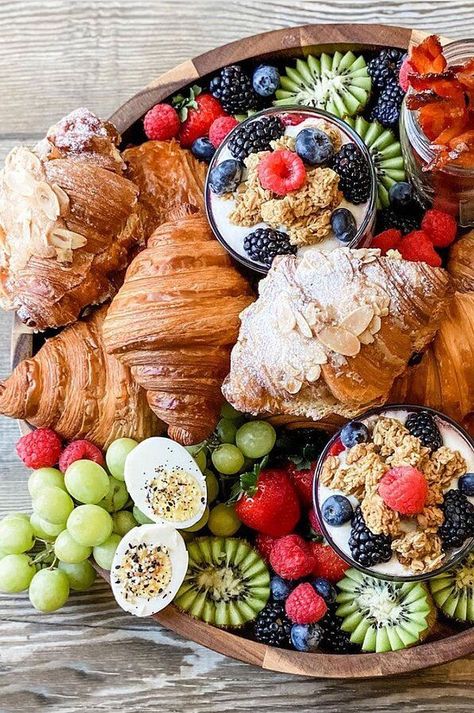 Breakfast Charcuterie Boards, Breakfast Charcuterie, Breakfast Picnic, Breakfast Platter, Charcuterie Inspiration, Party Food Platters, Charcuterie Recipes, Christmas Brunch, Christmas Breakfast