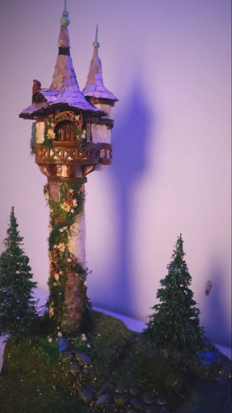 Disney Diy Room Decor, Diy Rapunzel Tower, Rapunzel House, Rapunzel's Tower, Rapunzel Tower, Fairy House Crafts, Rapunzel Party, Rapunzel Tangled, Fairy House Diy