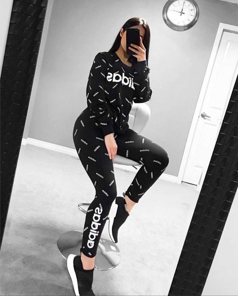 Adidas Gym Outfit, Gym Outfit Women, Look Hip Hop, Nike 2022, Looks Adidas, Leggings Outfit Casual, Perfect Leggings, Leggings Outfits, Leggings Outfit