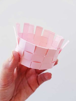 How to make a Paper Weaved Basket | Free Printable crafts for kids | Now thats Peachy Free Printable Crafts For Kids, Diy Weaving Projects, Diy Backdrop Ideas, Printable Crafts For Kids, Paper Easter Basket, Paper Basket Weaving, Weaved Basket, Ideas For Parties, Weaving For Kids