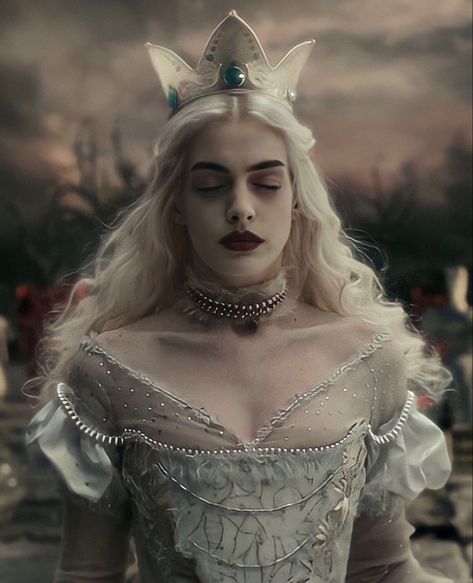 White Queen Costume, Queen Icon, Queen Alice, Alice In Wonderland Aesthetic, Alice In Wonderland Costume, Tim Burton Movie, Wonderland Costumes, Queen Aesthetic, Queen Costume