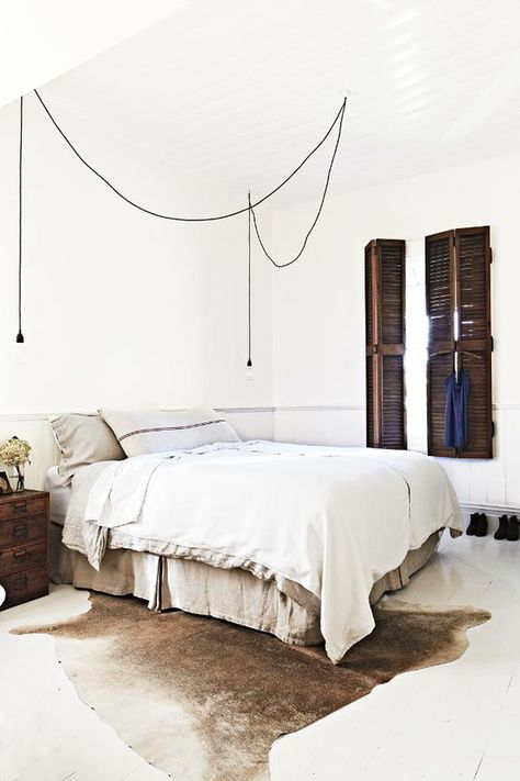 Bare bulb pendant lamps as bedside lighting | Image by Armelle Habib for Inside Out Hanging Bedside Lights, Modern Rustic Bedrooms, Interior Vintage, Bedside Lighting, White Room, Rustic Bedroom, Bedroom Lighting, Inspired Homes, 인테리어 디자인