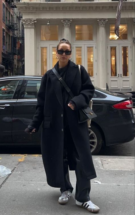 Black Samba Outfit Winter, Oversized Black Coat Outfit, 60 Degree Weather Outfit Fall Work, Samba Outfit Winter, Samba Winter Outfit, Scandinavian Winter Outfits, Long Wool Coat Outfit, Pancho Outfit, Black Wool Coat Outfit